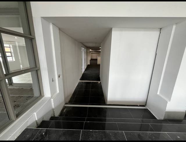 1,030M² BUSINESS TO LET IN WOODSTOCK